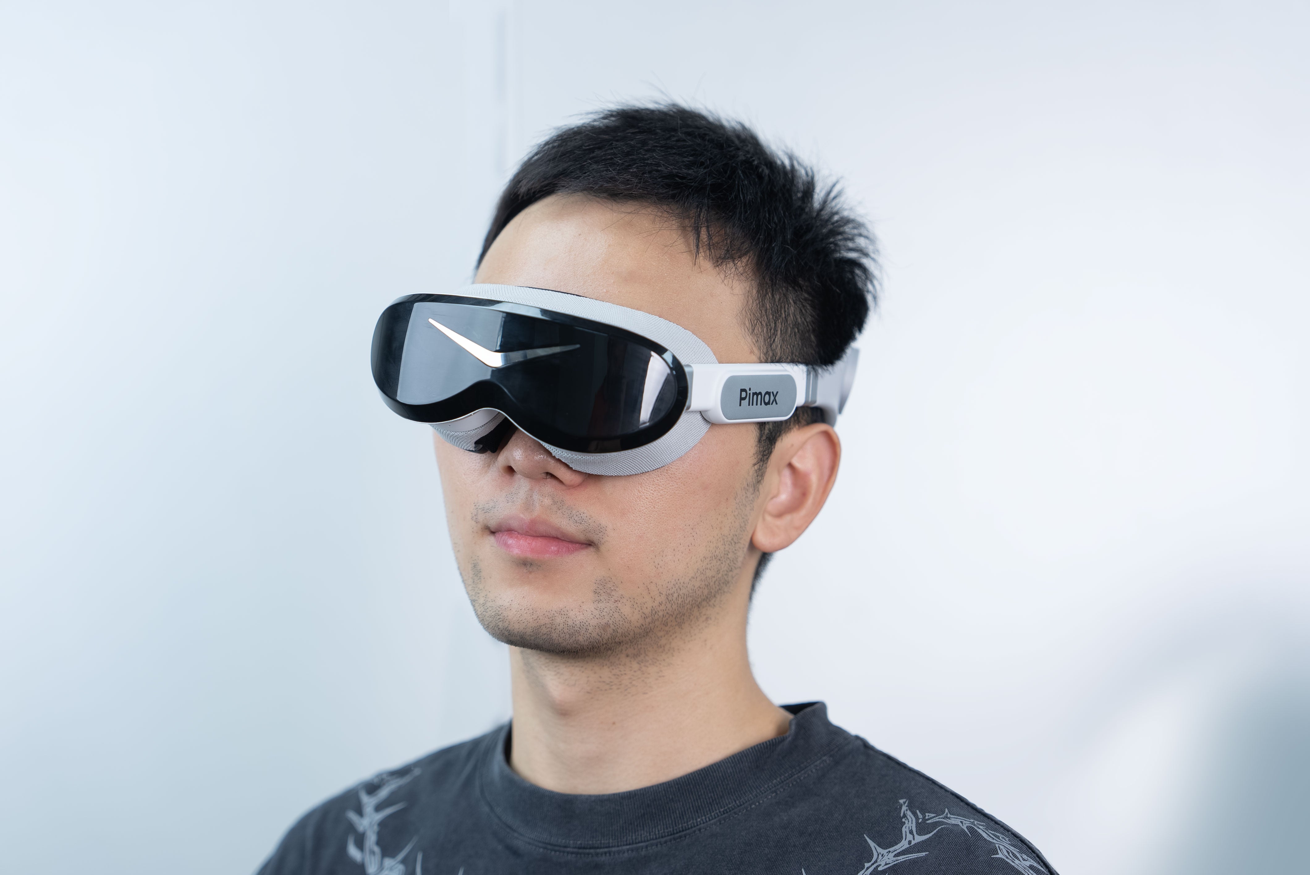 Pimax dream air VR 高端轻巧头显|全功能8K分辨率VR头显 真人佩戴示意图